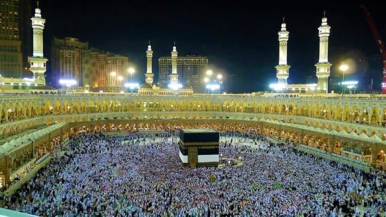Muslim pilgrims gathered for prayer - Ziyara Tours Scholar-Guided Group Umrah